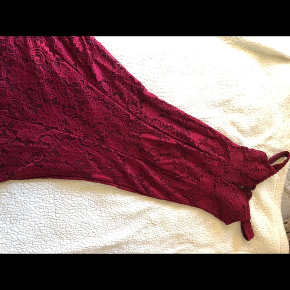 Burgundy long laced dress - Picture 2 of 3